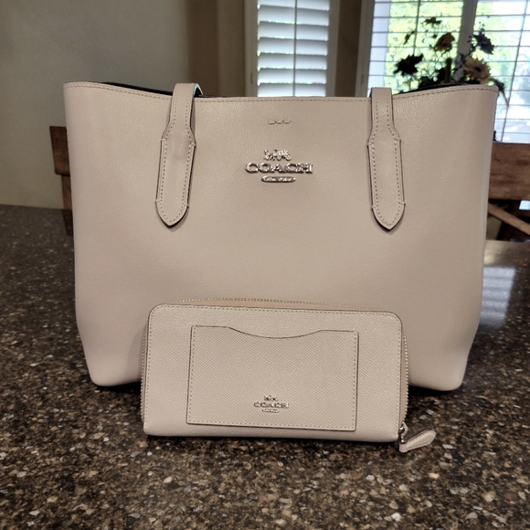 Coach Tote with Wallet - Picture 1 of 11